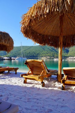 Bodrum, Türkiye - Ağustos 2020: Hotel Beach Lujo. Güzel tropikal plaj afişi. Beyaz kum turizmi geniş panorama arka plan konsepti. İnanılmaz sahil manzarası, yatlar, lüks turizm.