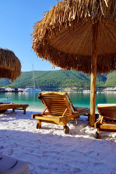 Bodrum, Türkiye - Ağustos 2020: Hotel Beach Lujo. Güzel tropikal plaj afişi. Beyaz kum turizmi geniş panorama arka plan konsepti. İnanılmaz sahil manzarası, yatlar, lüks turizm.