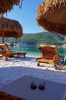 Bodrum, Türkiye - Ağustos 2020: Hotel Beach Lujo. Güzel tropikal plaj afişi. Beyaz kum turizmi geniş panorama arka plan konsepti. İnanılmaz sahil manzarası, yatlar, lüks turizm.