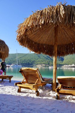 Bodrum, Türkiye - Ağustos 2020: Hotel Beach Lujo. Cennet 'te tatil. Güzel tropikal plaj afişi. Beyaz kum turizmi geniş panorama arka plan konsepti. İnanılmaz sahil manzaraları, yatlar.