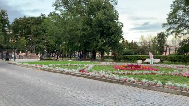 4K-Video Schöne Moskauer Sommerlandschaften: blühende Blumenbeete — Stockvideo