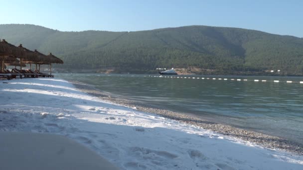 Vidéo 4K Magnifique vue panoramique sur la baie turquoise de la mer Égée avec des yachts blanc neige, concept de vacances de luxe — Video