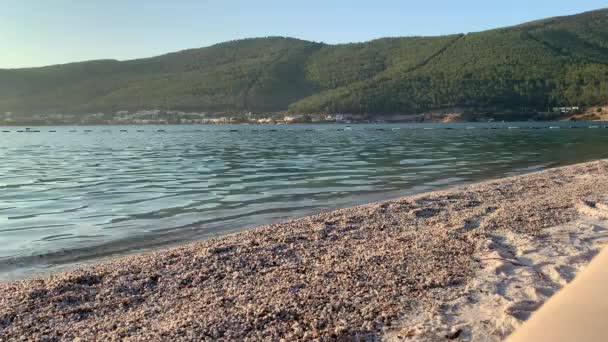 Вид залива в 4К с изумрудным Эгейским морем, яхтами, белым песком, зелеными горами. Роскошная концепция — стоковое видео