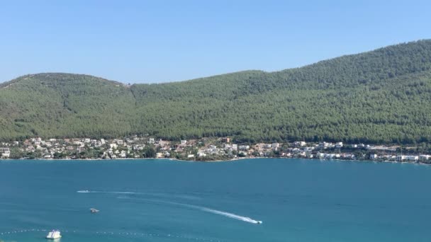 4K Panoramiczny widok na zatokę ze szmaragdowym Morzem Egejskim, jachty, biały piasek, zielone góry. Luksusowa koncepcja — Wideo stockowe