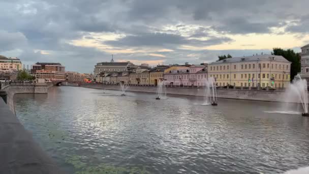 4K 비디오 모스크바 강에 있는 분수와 해변에 있는 집들 — 비디오