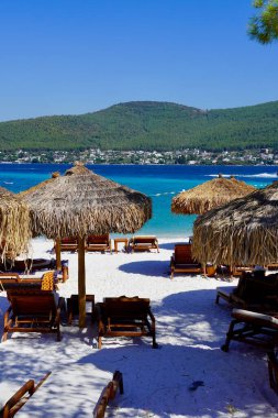 Bodrum, Türkiye - Ağustos 2020: Hotel Beach Lujo. Cennet 'te tatil. Güzel tropikal plaj afişi. Beyaz kum turizmi geniş panorama arka plan konsepti. İnanılmaz sahil manzaraları, yatlar.