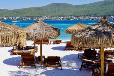 Bodrum, Türkiye - Ağustos 2020: Hotel Beach Lujo. Cennet 'te tatil. Güzel tropikal plaj afişi. Beyaz kum turizmi geniş panorama arka plan konsepti. İnanılmaz sahil manzaraları, yatlar.