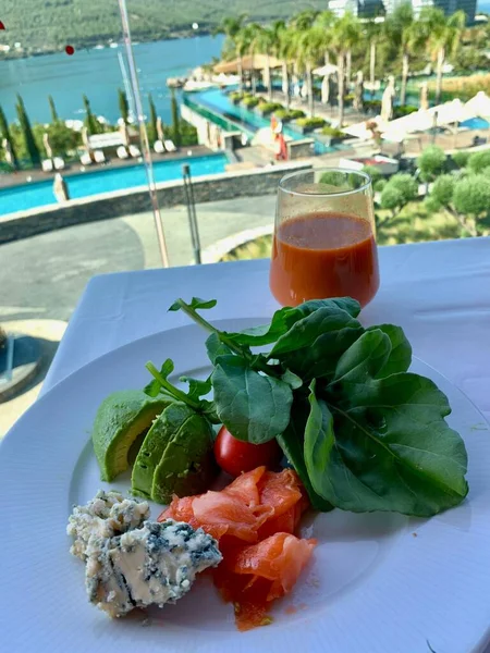 Sağlıklı besinler, sağlıklı yiyecekler, temiz yemek seçimi: Avokado Arugula vişneli somon peyniri, vejetaryen yemeği.