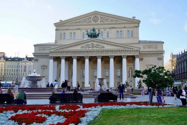 Moskva, Rusko - srpen 2020: Krásný letní výhled na divadlo Bolshoi s turisty v centru Moskvy, hlavní atrakce Ruska, Letní krajina s kvetoucími záhony — Stock fotografie