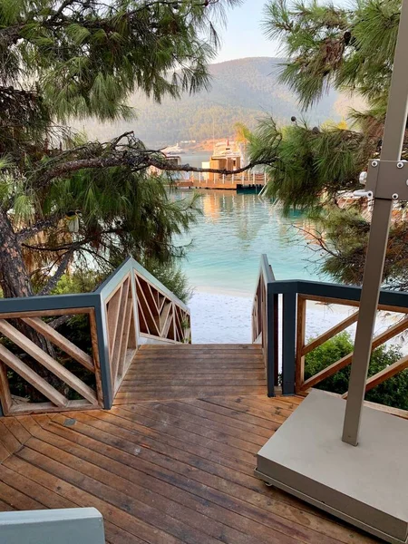 Schöne Aussicht Paradies eine Holztreppe hinunter zum Strand mit weißem Sand und türkisfarbenem Meer — Stockfoto