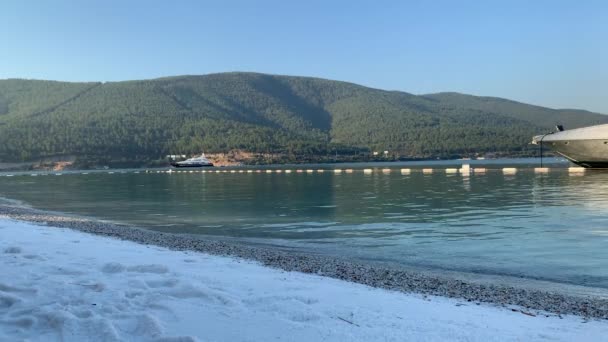 4K Panoramiczny widok na zatokę ze szmaragdowym Morzem Egejskim, jachty, biały piasek, zielone góry. Luksusowa koncepcja — Wideo stockowe