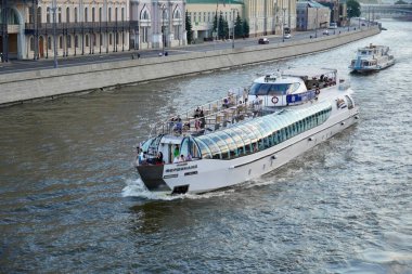 Moskova Kremlin, Rusya 'yı geçip Moskva Nehri' ne açılacak bir turizm gemisi. Yazın Moskova şehir merkezinin güzel manzarası. Moskova Kremlin 'in manzaralı eski kiliseleri