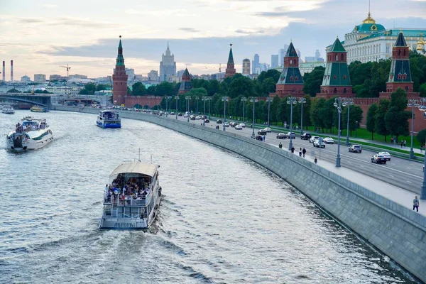 El barco turístico navega en el río Moskva más allá del Kremlin de Moscú, Rusia. Hermosa vista del centro de Moscú en verano. Panorama escénico del Kremlin de Moscú con iglesias antiguas — Foto de Stock