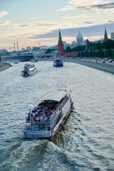Navire touristique navigue sur la rivière Moskva passé le Kremlin de Moscou, en Russie. Belle vue sur le centre-ville de Moscou en été. Panorama panoramique du Kremlin de Moscou avec de vieilles églises — Photo