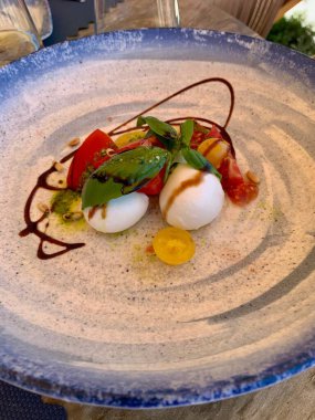 Çok lezzetli roka, deniz mahsulleri, restoranda tabakta yumurtalar.