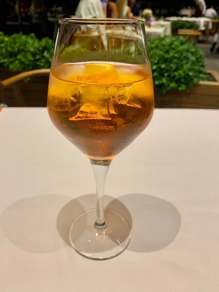 一杯意大利Aperol冲刺酒精鸡尾酒加冰。夏日清爽的鸡尾酒杯.Lux生活方式 — 图库照片