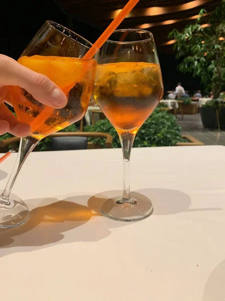 Δύο ποτήρια κοκτέιλ ιταλικής Απερόλ Σπρίτζ με πάγο και φέτες πορτοκαλιού. Καλοκαιρινά δροσιστικά ποτήρια. Τρόπος ζωής Lux — Φωτογραφία Αρχείου