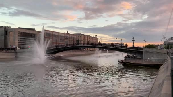 4K video Fontány na řece Moskvě a domy na břehu, Lodě křižovat Moskva River, Město Moskva plavba — Stock video