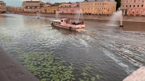 4K video Fontány na řece Moskvě a domy na břehu, Lodě křižovat Moskva River, Město Moskva plavba — Stock video