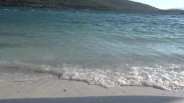 4K video sahili. Saf beyaz kum ve zümrüt lagünü.
