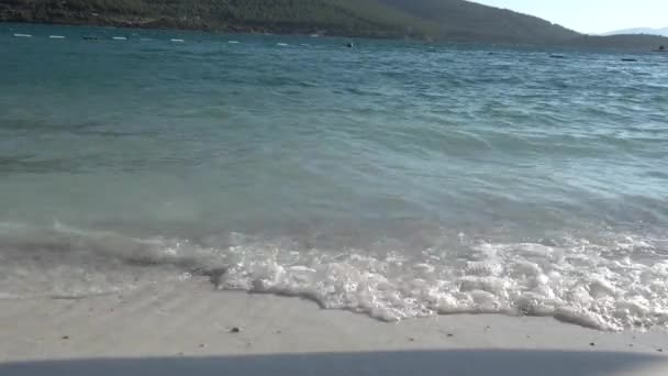 4K відео Пляж з чистим білим піском і смарагдовою лагуною — стокове відео
