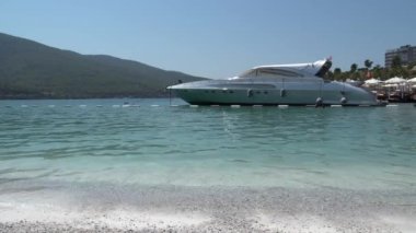 4K video Ege Denizi 'nin turkuaz körfezinin kar beyazı yatları ve lüks tatil konseptiyle muhteşem panoramik görüntüsü.
