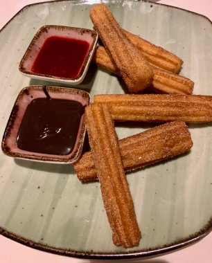 Ahududu ve akçaağaç şurubuyla yeşil tabakta nefis kum saati kurabiyeleri.