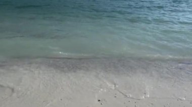 4K video sahili. Saf beyaz kum ve zümrüt lagünü.