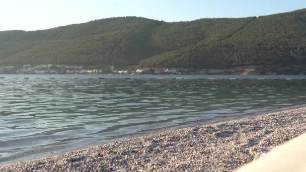 Vidéo 4K Magnifique vue panoramique sur la baie turquoise de la mer Égée avec des yachts blanc neige, concept de vacances de luxe — Video