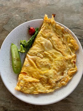 Bir tabak Meksika omleti ve bir fincan kahve. Sağlıklı öğle yemeği.