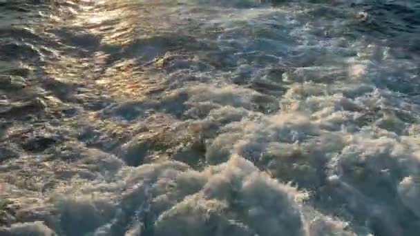 4K Água do mar com superfície espumosa. Ilhas tropicais viagem de barco. Trilho de cruzeiro. Vista superior azul da água do oceano fervente. Trilho espumoso de navio grande. Cauda de barco a motor na água do mar — Vídeo de Stock