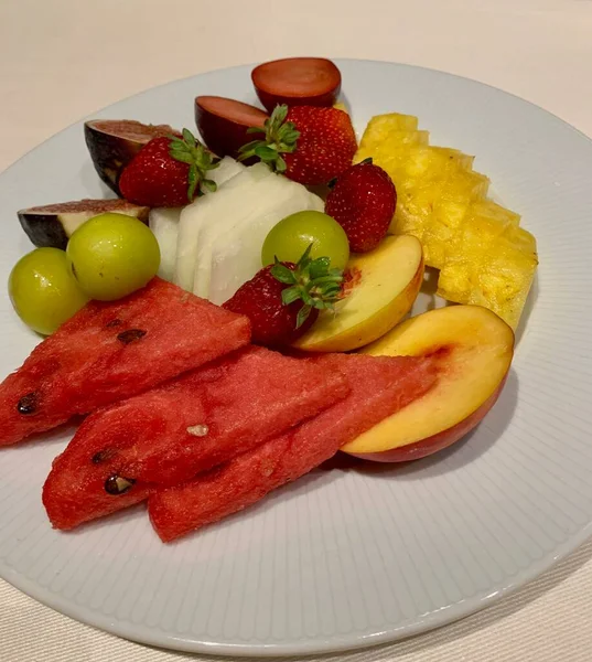 Біла тарілка здорової смачної їжі - кавунова диня персиковий сливовий ананас вишня Здорова їжа — стокове фото