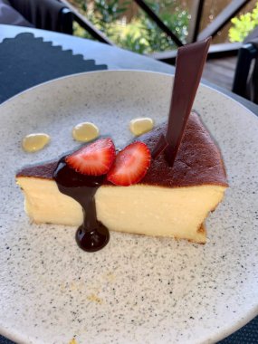 Bir tabak çikolatalı kek, bir fincan kahvenin yanında.