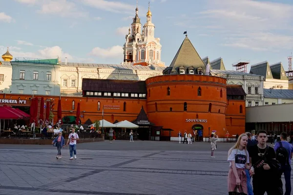 Moscú, Rusia - Agosto 2020: Hermosos paisajes de verano de la capital, templos y edificios de ladrillo rojo en la iglesia de Moscú, los principales atractivos de la capital — Foto de Stock