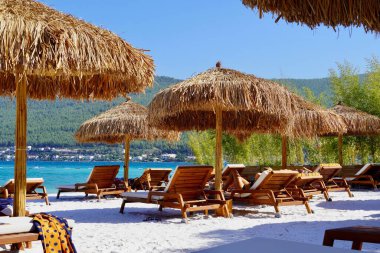 Bodrum, Türkiye - Ağustos 2020: Hotel Paradise plajı Lujo. Cennet 'te tatil. Güzel tropikal plaj afişi. Beyaz kum turizmi geniş panorama arka plan konsepti. İnanılmaz plaj manzarası.