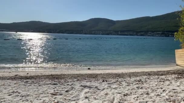 4K Wunderschöner paradiesischer Panoramablick auf den Strand mit weißem Sand, Yachten, Häusern am Wasser in der Lagune mit smaragdgrünem Wasser der Ägäis, Konzept des Luxustourismus — Stockvideo