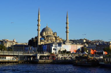 İstanbul, Türkiye - Ağustos 2020: Ortakoy İstanbul manzarası, Ortakoy Camii ve Boğaz Köprüsü 'nün bulutlu güzel gündoğumu. İstanbul 'un en iyi turistik beldesi. Şey...