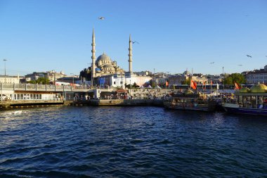 İstanbul, Türkiye - Ağustos 2020: Ortakoy İstanbul manzarası, Ortakoy Camii ve Boğaz Köprüsü 'nün bulutlu güzel gündoğumu. İstanbul 'un en iyi turistik beldesi. Şey...