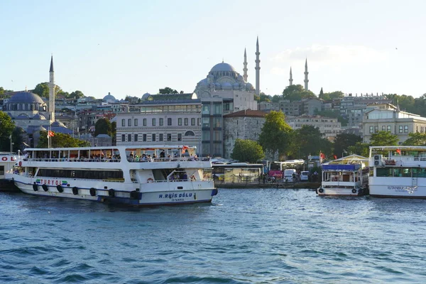 Estambul, Turquía - agosto de 2020: Impresionante vista panorámica del paisaje de Ortakoy Estambul hermoso amanecer con nubes Mezquita de Ortakoy y Puente del Bósforo. Mejor destino turístico de Estambul. El — Foto de Stock