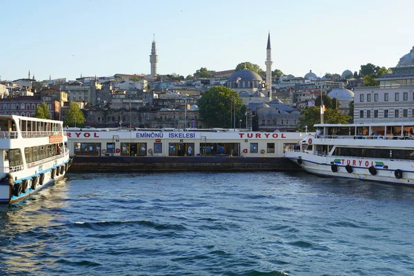 Estambul, Turquía - agosto de 2020: Impresionante vista panorámica del paisaje de Ortakoy Estambul hermoso amanecer con nubes Mezquita de Ortakoy y Puente del Bósforo. Mejor destino turístico de Estambul. El — Foto de Stock