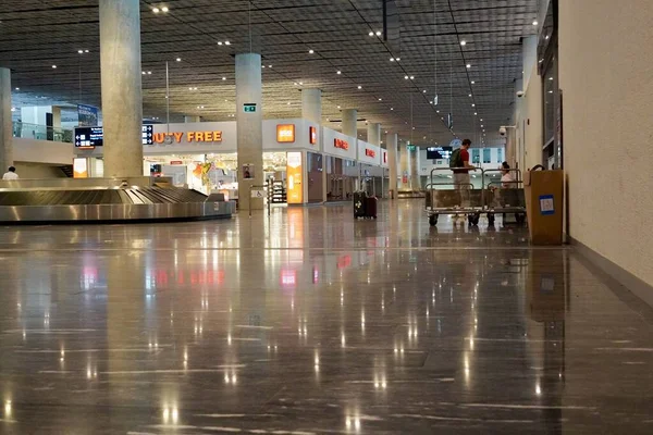 Bodrum, Türkiye - Ağustos 2020: Bodrum havaalanındaki Duty Free mağazalarının ışıltılı vitrinleriyle gelen salonlar. Güzel modern Bodrum Havaalanı
