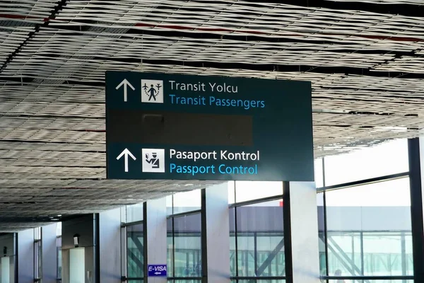 공항내의 탑 패스포트제어 장치에 붙어 있는 포스터 간판 — 스톡 사진