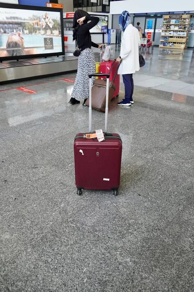 터키의 보드룸 - 2020 년 8 월: 공항 수하물 근처의 빨간 여행 가방이 분실 된 수하물을 싣고 줄을 서 있다. 공항 출발 라운지의 수하물, 휴가 컨셉트, 공항 터미널에서 기다리는 여행자의 여행 가방 — 스톡 사진