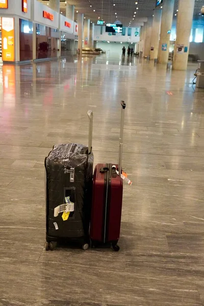 Два чемодана в зале прилета аэропорта, Концепция путешествий. Потерянный багаж, концепция путешествия — стоковое фото