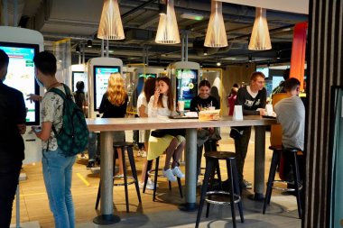 Moskova, Rusya - Ağustos 2020: Gençler McDonalds 'da öğle yemeği için bir masada oturuyorlar