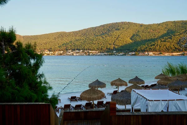 4K Hermosa vista panorámica paradisíaca de la playa con arena blanca, yates, casas en el agua en la laguna con agua esmeralda del mar Egeo, Concepción de turismo de lujo —  Fotos de Stock