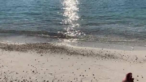 4K Aguas turquesas profundas y mar Egeo azul con aguas azules claras reflejadas en el fondo del sol Aguas cristalinas turquesas — Vídeos de Stock