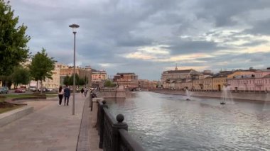 4K video Moskova nehrindeki çeşmeler ve kıyıdaki evler