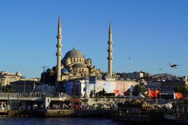 İstanbul, Türkiye - Ağustos 2020: Ortakoy İstanbul manzarası, Ortakoy Camii ve Boğaz Köprüsü 'nün bulutlu güzel gündoğumu. İstanbul 'un en iyi turistik beldesi. Şey...