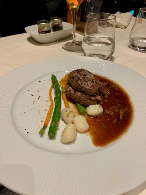 Çok lezzetli roka, deniz mahsulleri, restoranda tabakta yumurtalar.